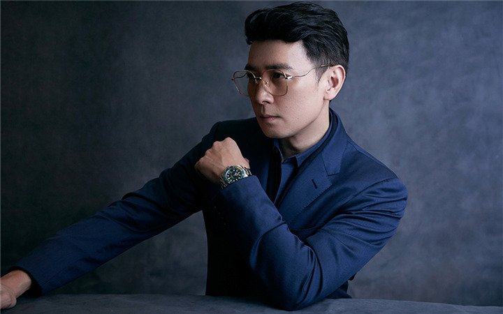 保剑锋出席时尚盛典活动 金丝眼镜造型尽显儒雅气质
